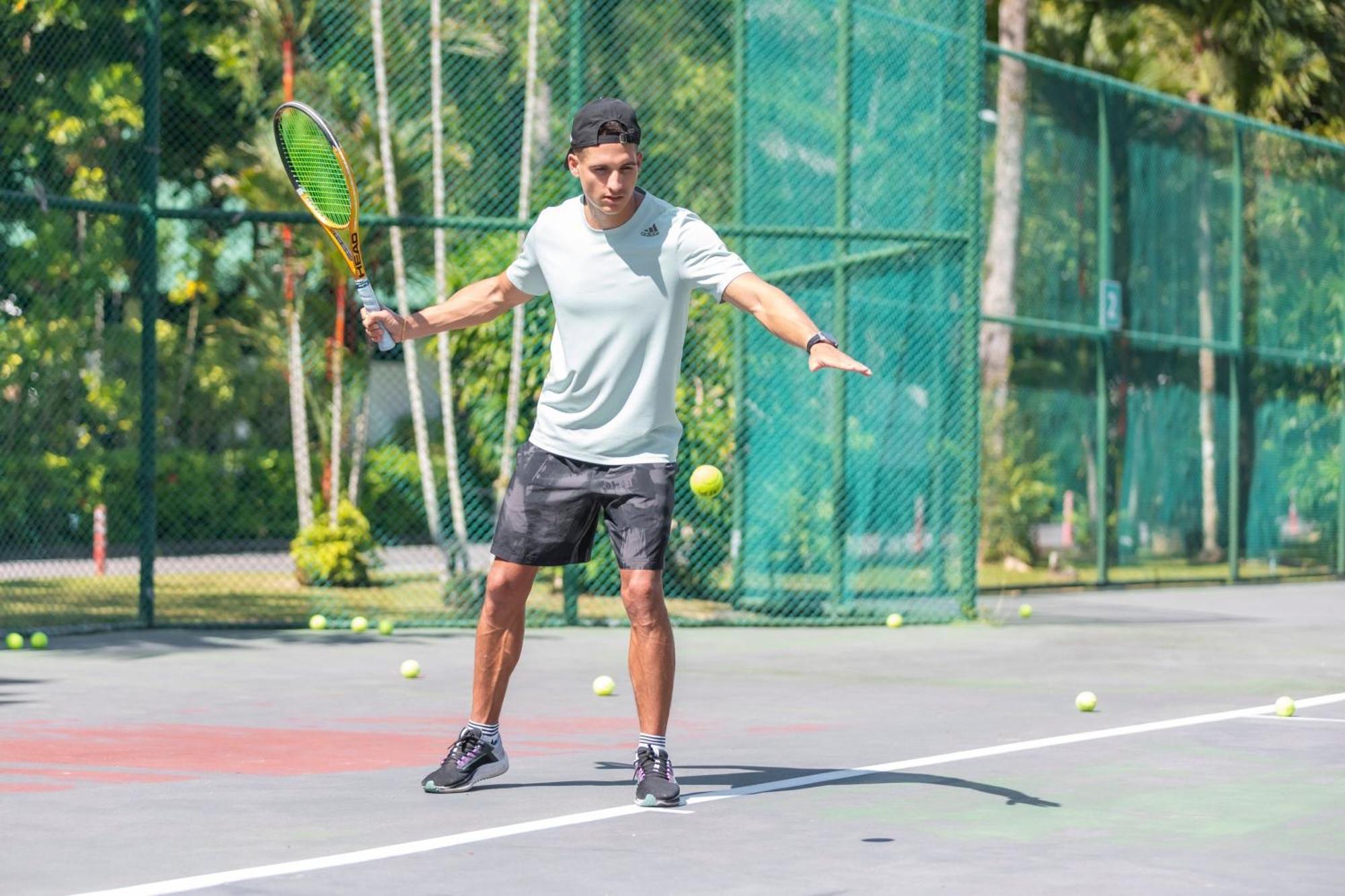 Le Meridien Phuket Beach Resort Karon Exteriér fotografie A player preparing to hit a backhand