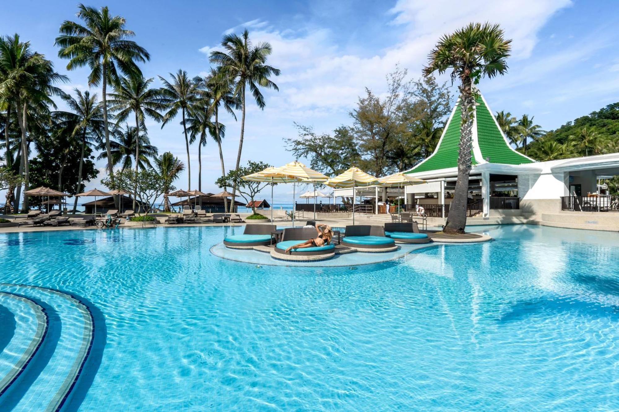 Le Meridien Phuket Beach Resort Karon Exteriér fotografie The swimming pool at the Royal Paradise Hotel & Spa