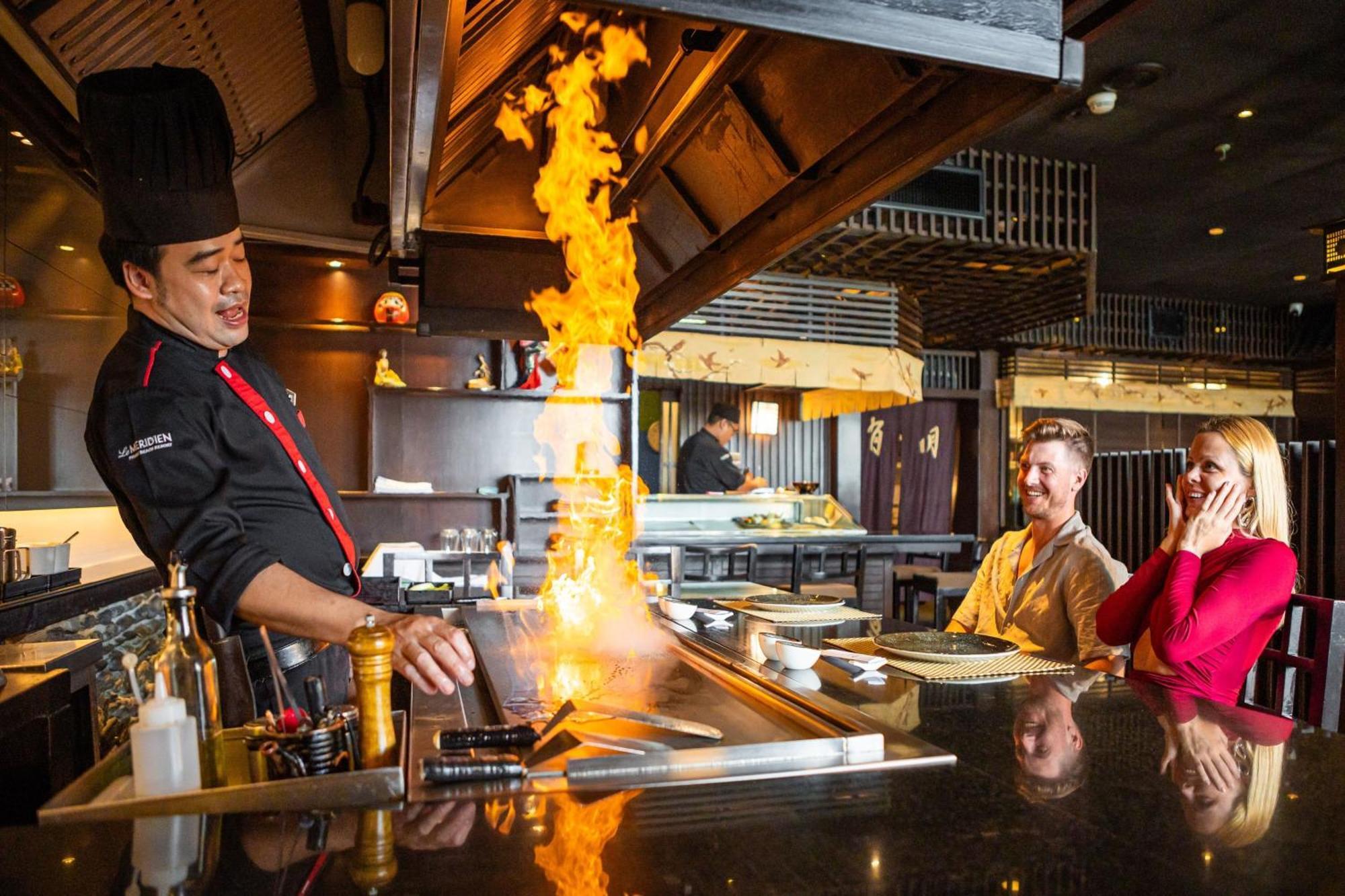 Le Meridien Phuket Beach Resort Karon Exteriér fotografie A chef cooking with a flaming torch