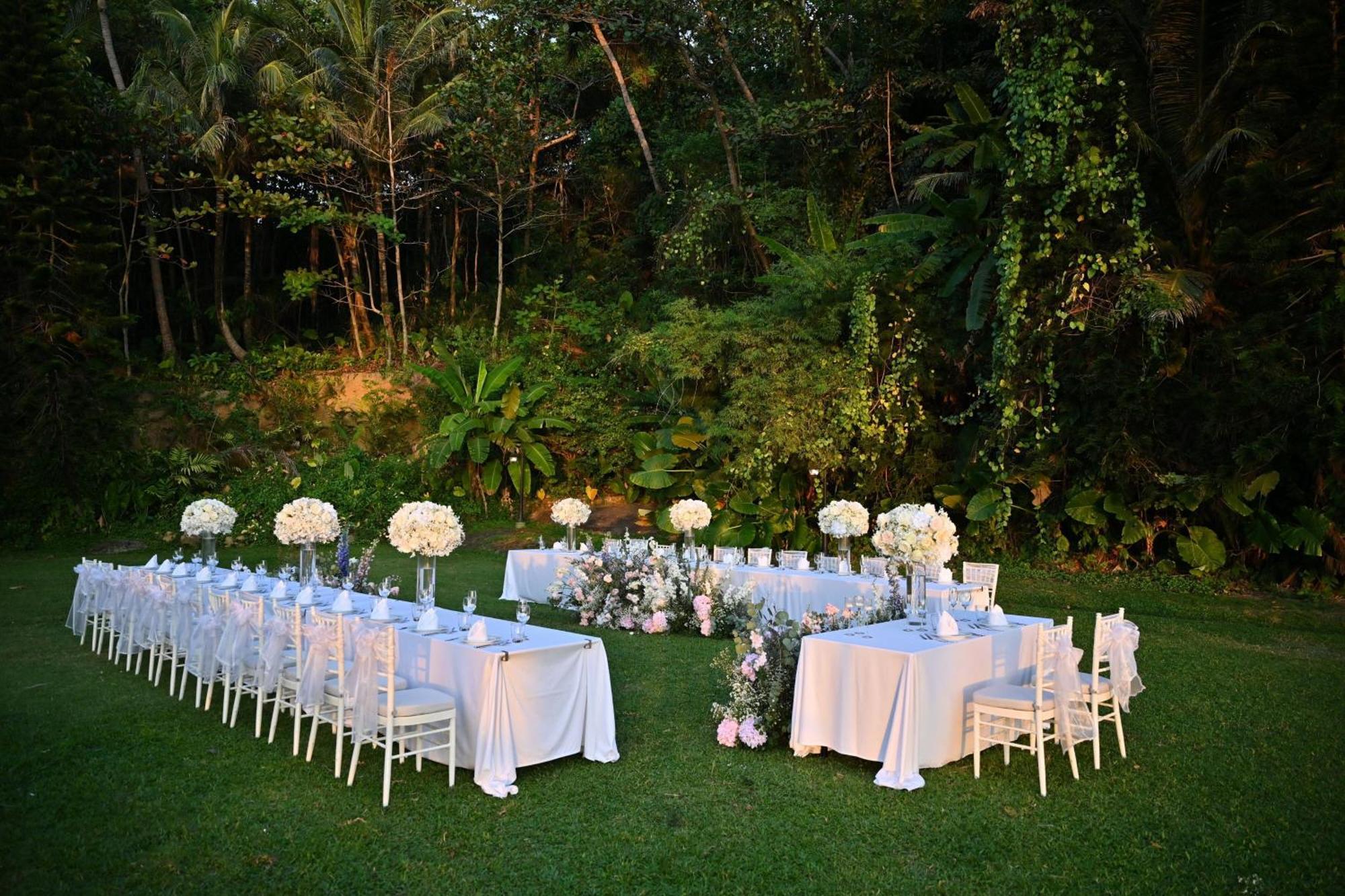 Le Meridien Phuket Beach Resort Karon Exteriér fotografie The garden at the Four Seasons Resort