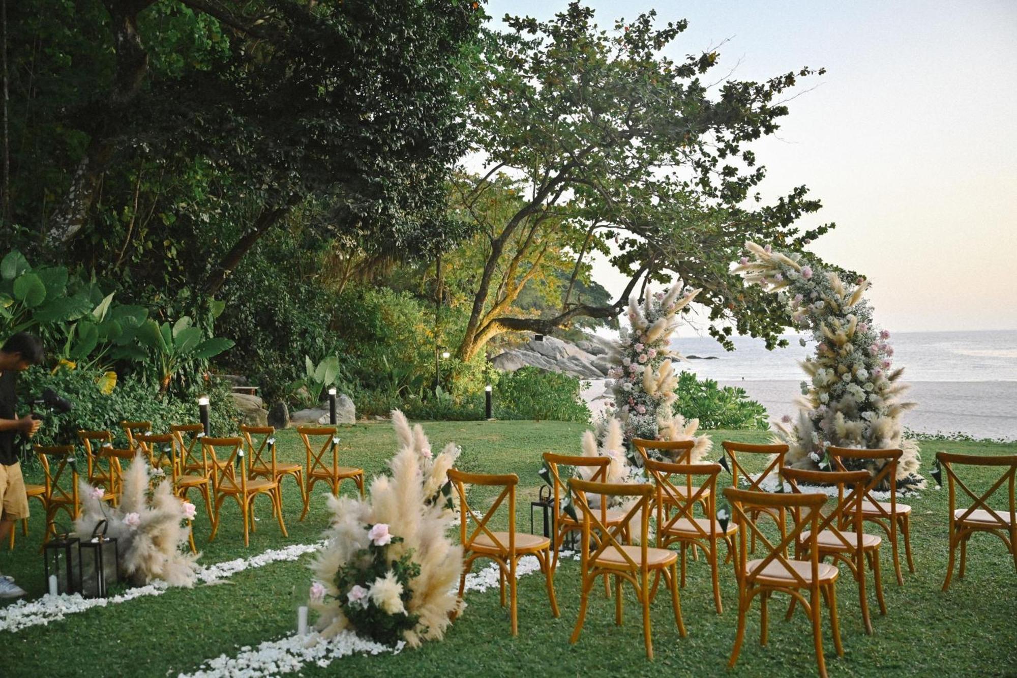 Le Meridien Phuket Beach Resort Karon Exteriér fotografie Wedding ceremony at the resort