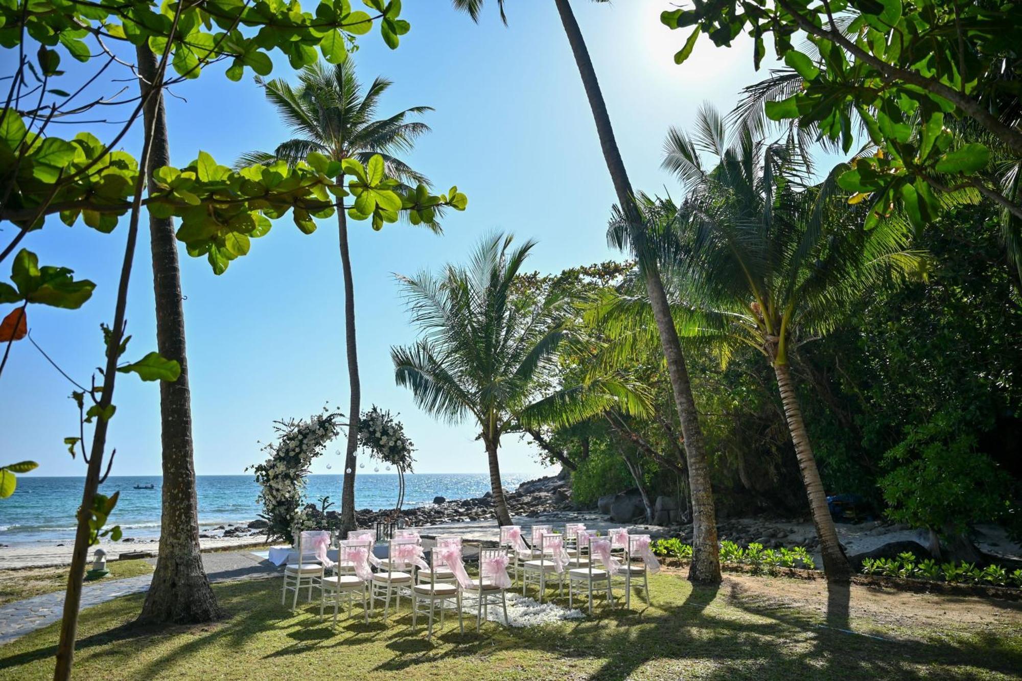 Le Meridien Phuket Beach Resort Karon Exteriér fotografie The beach at the resort